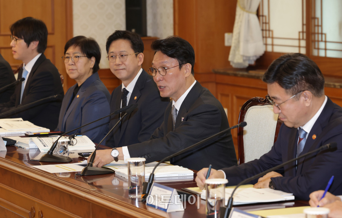 ▲김민석 국무총리가 24일 서울 종로구 정부서울청사에서 열린 과학기술 관계장관회의에서 모두발언을 하고 있다. 조현호 기자 hyunho@