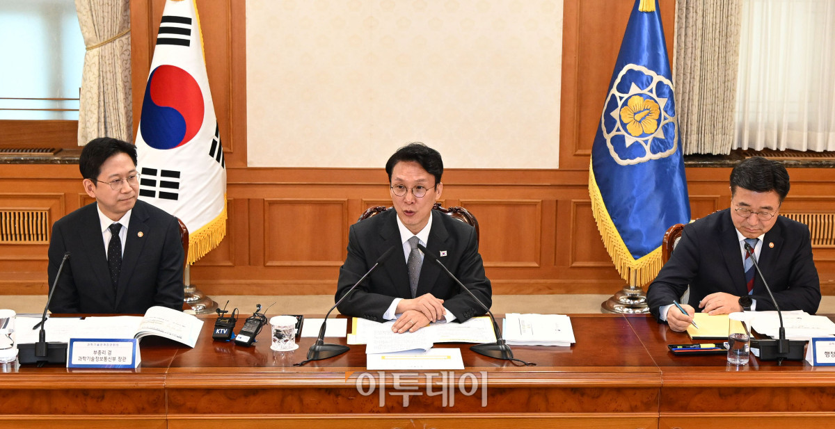 ▲김민석 국무총리가 24일 서울 종로구 정부서울청사에서 열린 과학기술 관계장관회의에서 모두발언을 하고 있다. 조현호 기자 hyunho@