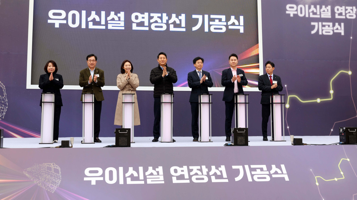▲오세훈 서울시장, 오기형 더불어민주당 의원, 오언석 도봉구청장 등이 24일 서울 도봉구 방학사계광장에서 열린 ‘우이신설 연장선 기공식’에서 기념촬영을 하고 있다. 우이신설 연장선은 2017년부터 운영중인 우이신설선 솔밭공원역과 1호선 방학역을 연결하는 사업이다. 2032년 준공 목표로 총 3.94km를 연장해 정거장 3곳을 신설하며, 사업비 4690억 원이 투입된다. 신태현 기자 holjjak@