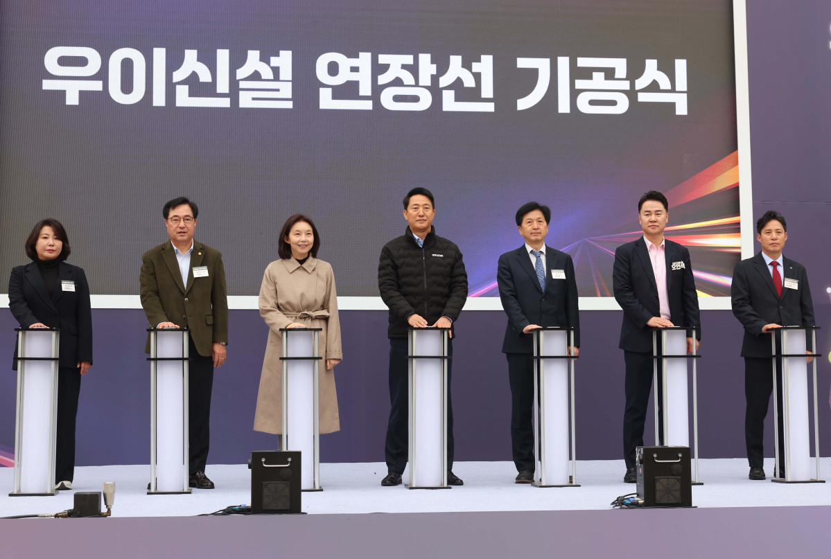 ▲오세훈 서울시장, 오기형 더불어민주당 의원, 오언석 도봉구청장 등이 24일 서울 도봉구 방학사계광장에서 열린 ‘우이신설 연장선 기공식’에서 기념촬영을 하고 있다. 우이신설 연장선은 2017년부터 운영중인 우이신설선 솔밭공원역과 1호선 방학역을 연결하는 사업이다. 2032년 준공 목표로 총 3.94km를 연장해 정거장 3곳을 신설하며, 사업비 4690억 원이 투입된다. 신태현 기자 holjjak@
