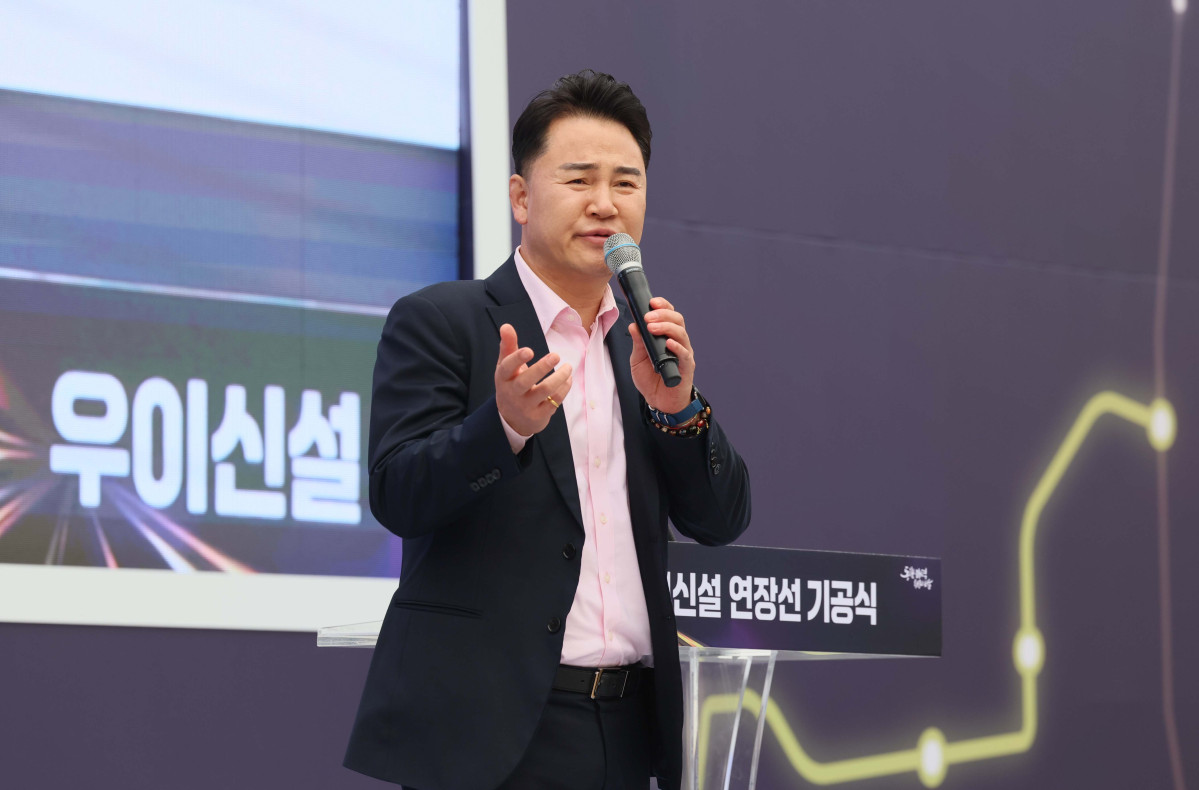 ▲오언석 도봉구청장이 24일 서울 도봉구 방학사계광장에서 열린 ‘우이신설 연장선 기공식’에서 인사말을 하고 있다. 우이신설 연장선은 2017년부터 운영중인 우이신설선 솔밭공원역과 1호선 방학역을 연결하는 사업이다. 2032년 준공 목표로 총 3.94km를 연장해 정거장 3곳을 신설하며, 사업비 4690억 원이 투입된다. 신태현 기자 holjjak@