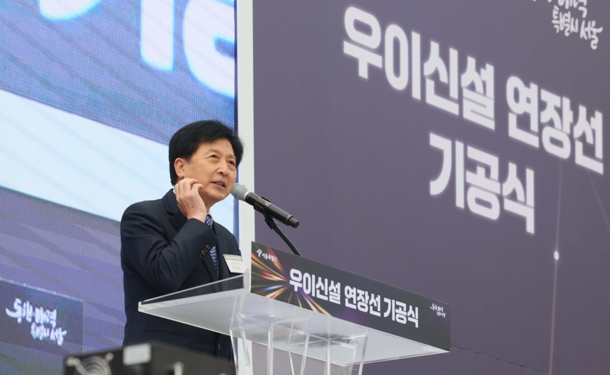 ▲오기형 더불어민주당 의원이 24일 서울 도봉구 방학사계광장에서 열린 ‘우이신설 연장선 기공식’에서 인사말을 하고 있다. 우이신설 연장선은 2017년부터 운영중인 우이신설선 솔밭공원역과 1호선 방학역을 연결하는 사업이다. 2032년 준공 목표로 총 3.94km를 연장해 정거장 3곳을 신설하며, 사업비 4690억 원이 투입된다. 신태현 기자 holjjak@