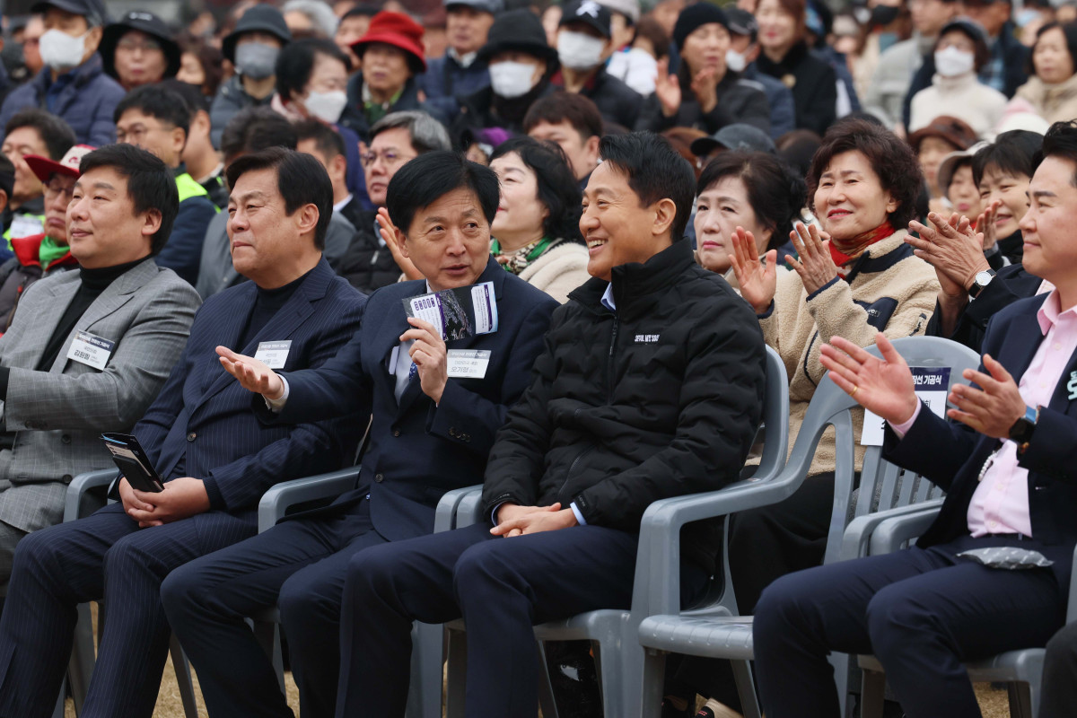 ▲오세훈(오른쪽) 서울시장과 오기형 더불어민주당 의원이 24일 서울 도봉구 방학사계광장에서 열린 ‘우이신설 연장선 기공식’에서 대화하고 있다. 우이신설 연장선은 2017년부터 운영중인 우이신설선 솔밭공원역과 1호선 방학역을 연결하는 사업이다. 2032년 준공 목표로 총 3.94km를 연장해 정거장 3곳을 신설하며, 사업비 4690억 원이 투입된다. 신태현 기자 holjjak@