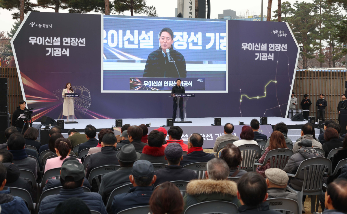 ▲오세훈 서울시장이 24일 서울 도봉구 방학사계광장에서 열린 ‘우이신설 연장선 기공식’에서 인사말을 하고 있다. 우이신설 연장선은 2017년부터 운영중인 우이신설선 솔밭공원역과 1호선 방학역을 연결하는 사업이다. 2032년 준공 목표로 총 3.94km를 연장해 정거장 3곳을 신설하며, 사업비 4690억 원이 투입된다. 신태현 기자 holjjak@