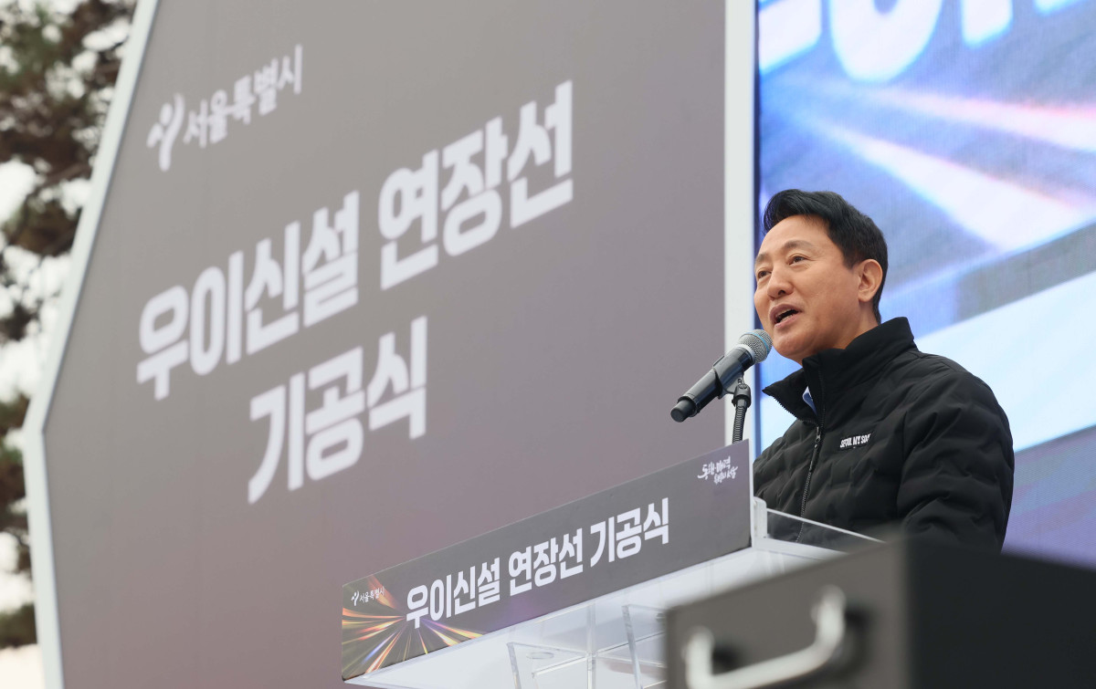 ▲오세훈 서울시장이 24일 서울 도봉구 방학사계광장에서 열린 ‘우이신설 연장선 기공식’에서 인사말을 하고 있다. 우이신설 연장선은 2017년부터 운영중인 우이신설선 솔밭공원역과 1호선 방학역을 연결하는 사업이다. 2032년 준공 목표로 총 3.94km를 연장해 정거장 3곳을 신설하며, 사업비 4690억 원이 투입된다. 신태현 기자 holjjak@
