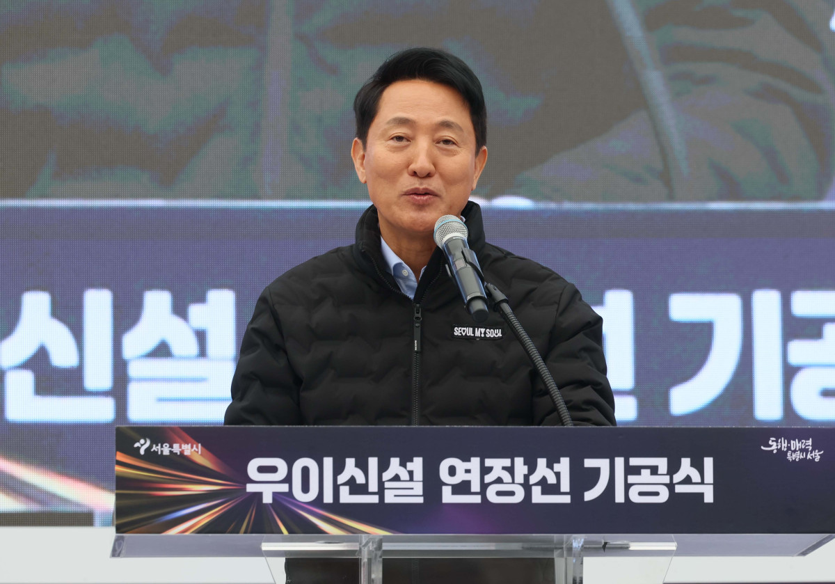 ▲오세훈 서울시장이 24일 서울 도봉구 방학사계광장에서 열린 ‘우이신설 연장선 기공식’에서 인사말을 하고 있다. 우이신설 연장선은 2017년부터 운영중인 우이신설선 솔밭공원역과 1호선 방학역을 연결하는 사업이다. 2032년 준공 목표로 총 3.94km를 연장해 정거장 3곳을 신설하며, 사업비 4690억 원이 투입된다. 신태현 기자 holjjak@