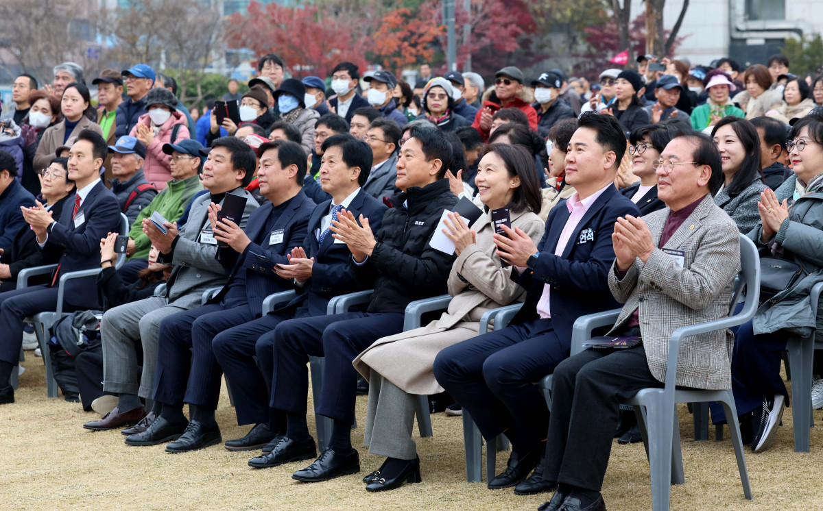 ▲오세훈 서울시장이 24일 서울 도봉구 방학사계광장에서 열린 ‘우이신설 연장선 기공식’에서 박수를 치고 있다. 우이신설 연장선은 2017년부터 운영중인 우이신설선 솔밭공원역과 1호선 방학역을 연결하는 사업이다. 2032년 준공 목표로 총 3.94km를 연장해 정거장 3곳을 신설하며, 사업비 4690억 원이 투입된다. 신태현 기자 holjjak@