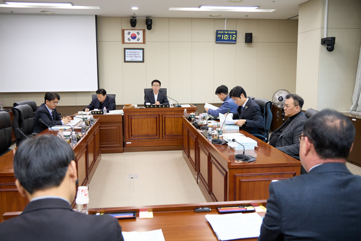 ▲용인특례시의회 도시건설위원회가 처인·기흥·수지 3개 구청을 대상으로 행정사무감사 5일차 일정을 진행하고 있다. (용인특례시의회)