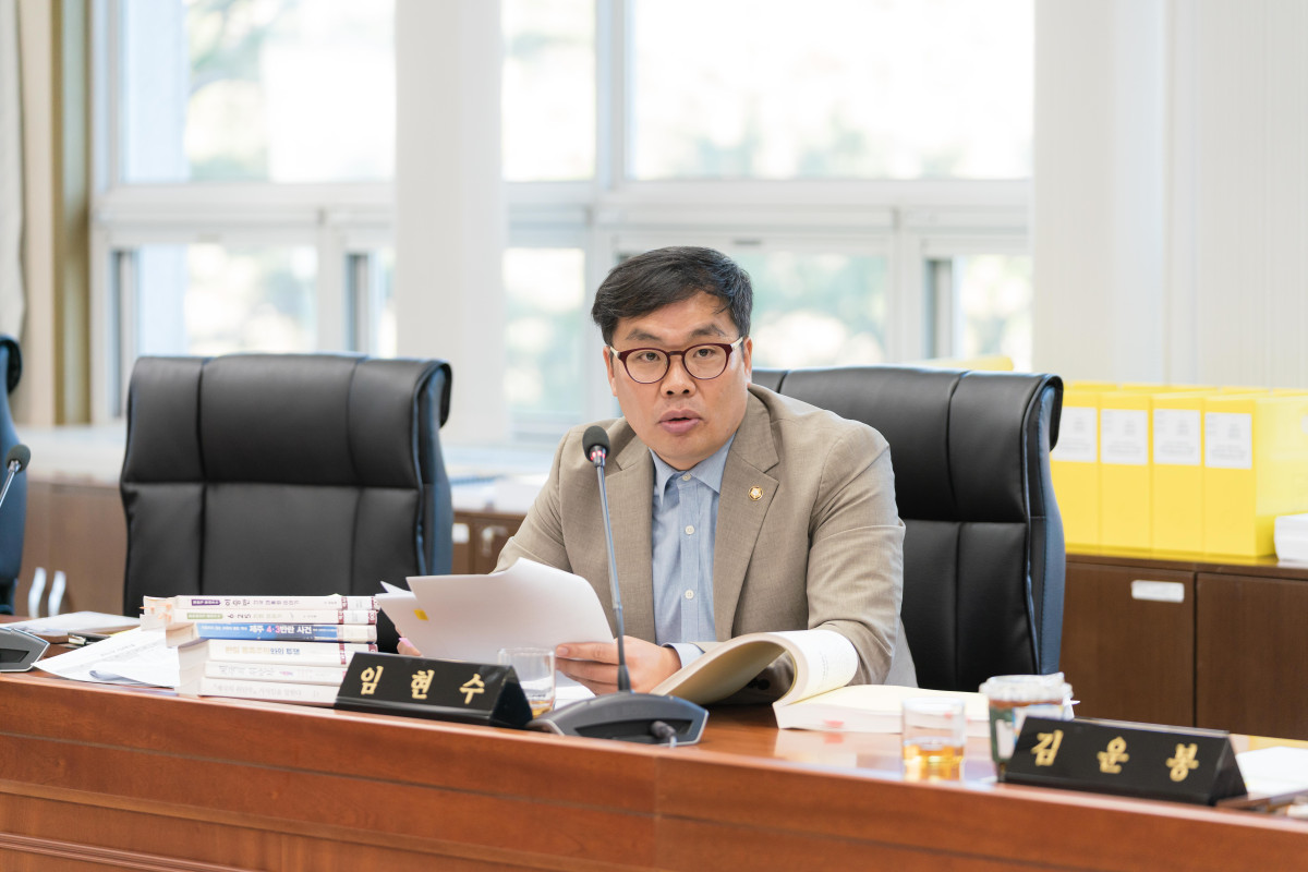 ▲임현수 용인시의원이 도서관사업소·문화체육관광국을 대상으로 행정사무감사를 진행하고 있다. (용인특례시의회)