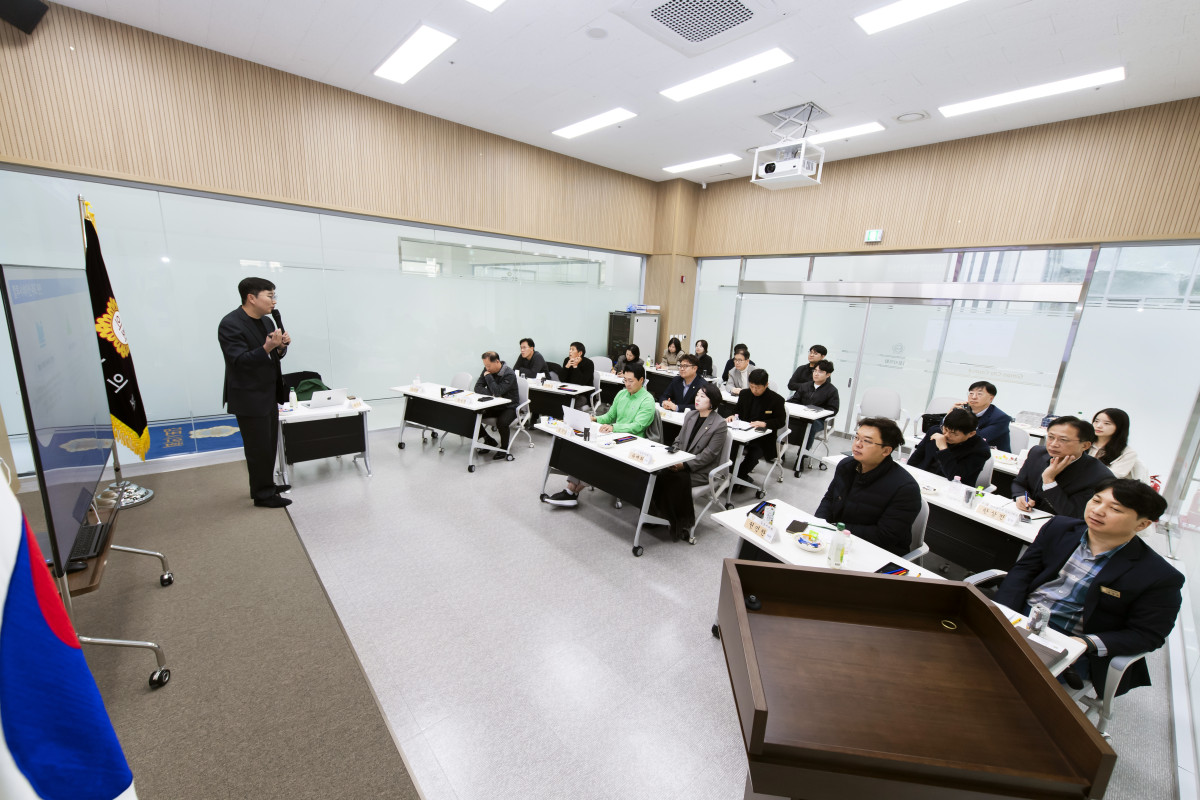 ▲김포시의회 ‘지속가능한 명품도시 연구회’가 브리핑룸에서 생성형 AI 혁신 전략 전문가 강연을 진행하고 있다. (김포시의회)