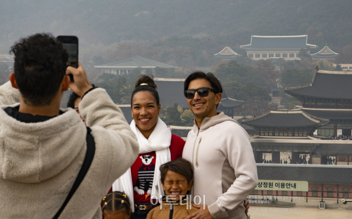 ▲24일 서울 종로구 대한민국역사박물관에서 외국인 관광객들이 청와대를 배경으로 기념촬영을 하고 있다. 조현호 기자 hyunho@