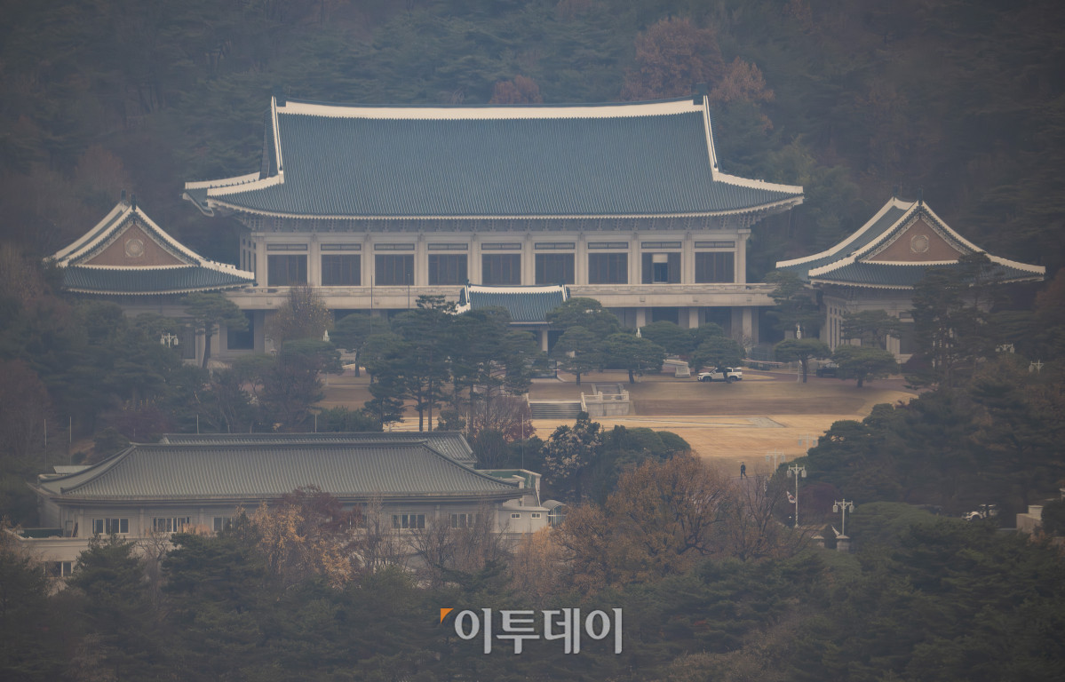 ▲대통령 집무실이 내달 청와대로 복귀한다. 대통령실 등에 따르면 2022년 5월 윤석열 정부 출범과 함께 용산으로 이전한 춘추관 등 대통령실 일부 시설이 12월 14일 전후로 청와대로 옮겨진다. 대통령집무실 등 시설 대부분은 연내 이전을 마무리할 계획이고, 대통령 관저는 내년 상반기 중 이전할 것으로 예상된다. 24일 서울 종로구 정부서울청사에서 바라본 청와대 모습. 조현호 기자 hyunho@