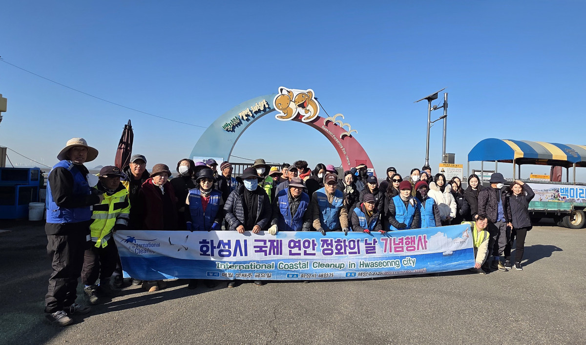 ▲경기도경제과학진흥원이 화성 백미리 해안에서 해양정화 활동을 진행하고 있다. (경기도경제과학진흥원)
