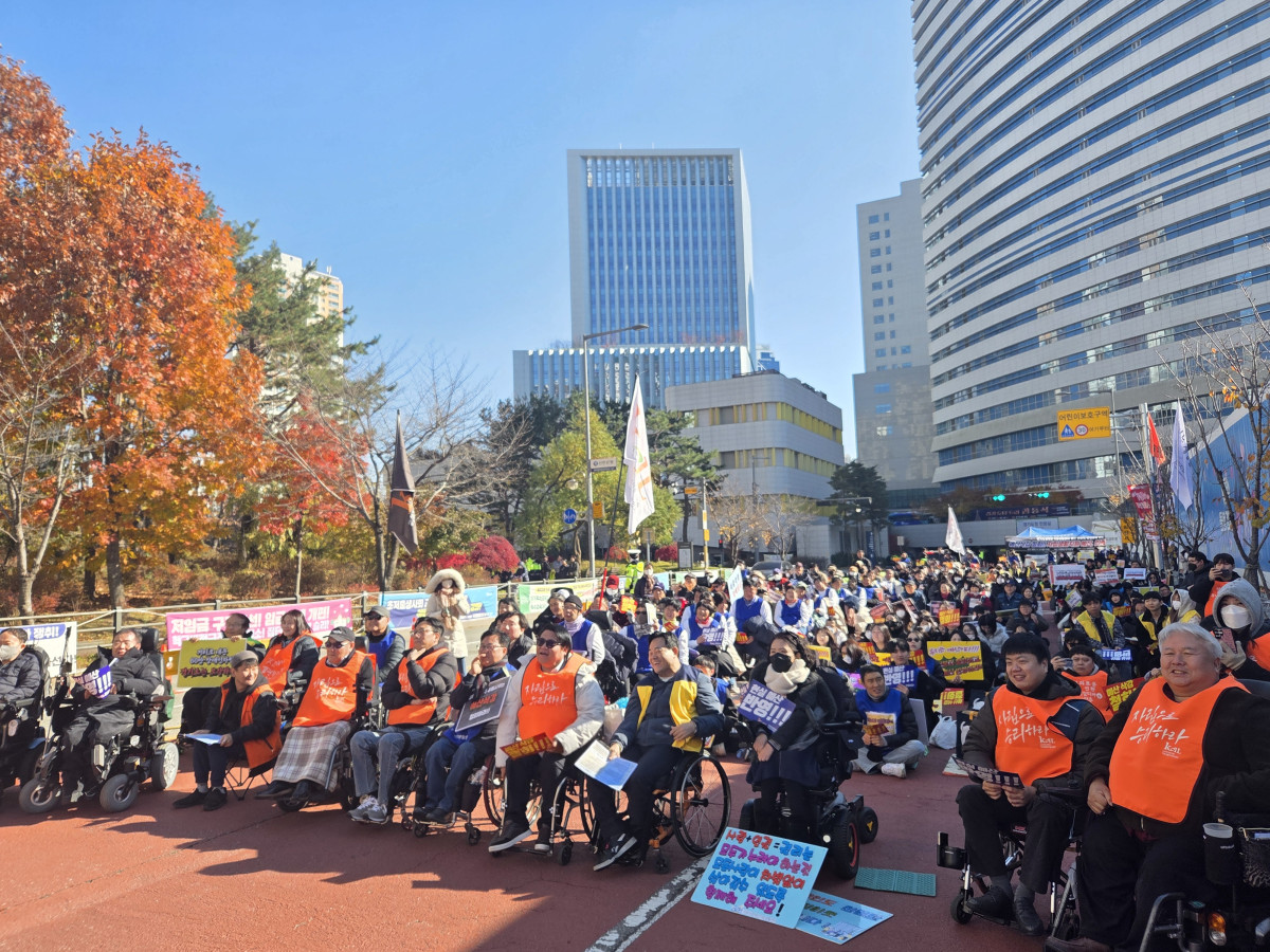 ▲경기도장애인자립생활센터총연합회 소속 활동가들이 수원 광교 경기도청 신청사 앞에서 경기도 장애인자립생활센터 지원예산 삭감 철회를 촉구하며 구호를 외치고 있다. (경기도장애인자립생활센터총연합회)