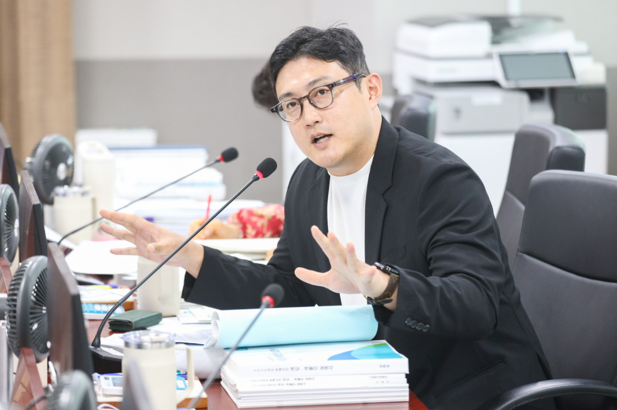 ▲이상원 경기도의원이 경제노동위원회 예산 심사에서 중소기업 마케팅 예산 축소와 경기신용보증재단 손실보전 미편성 문제를 지적하고 있다. (경기도의회)