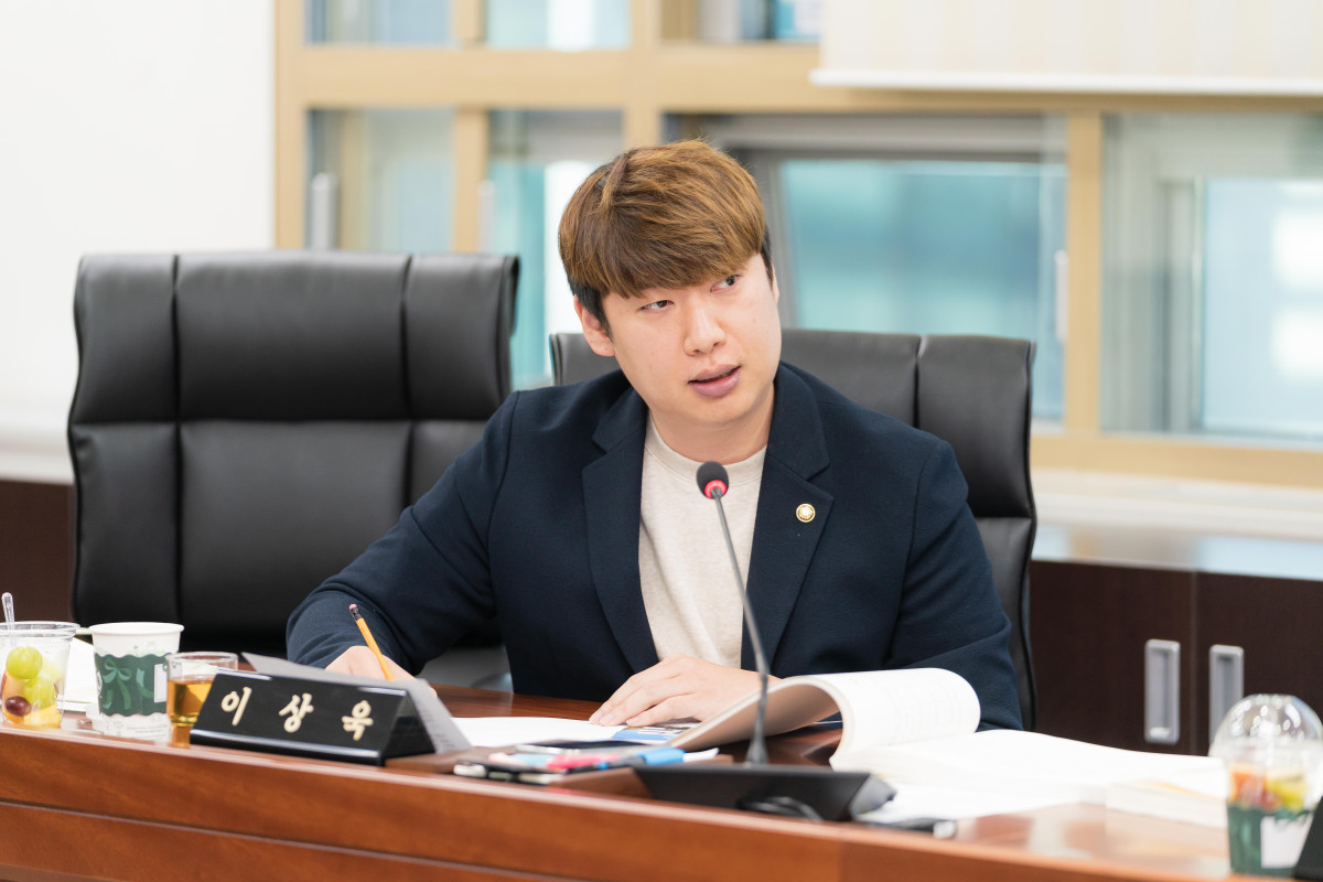 ▲이상욱 용인특례시의회 의원이 행정사무감사에서 용인도시공사의 채용 논란 대응 문제를 질의하고 있다. (용인특례시의회)
