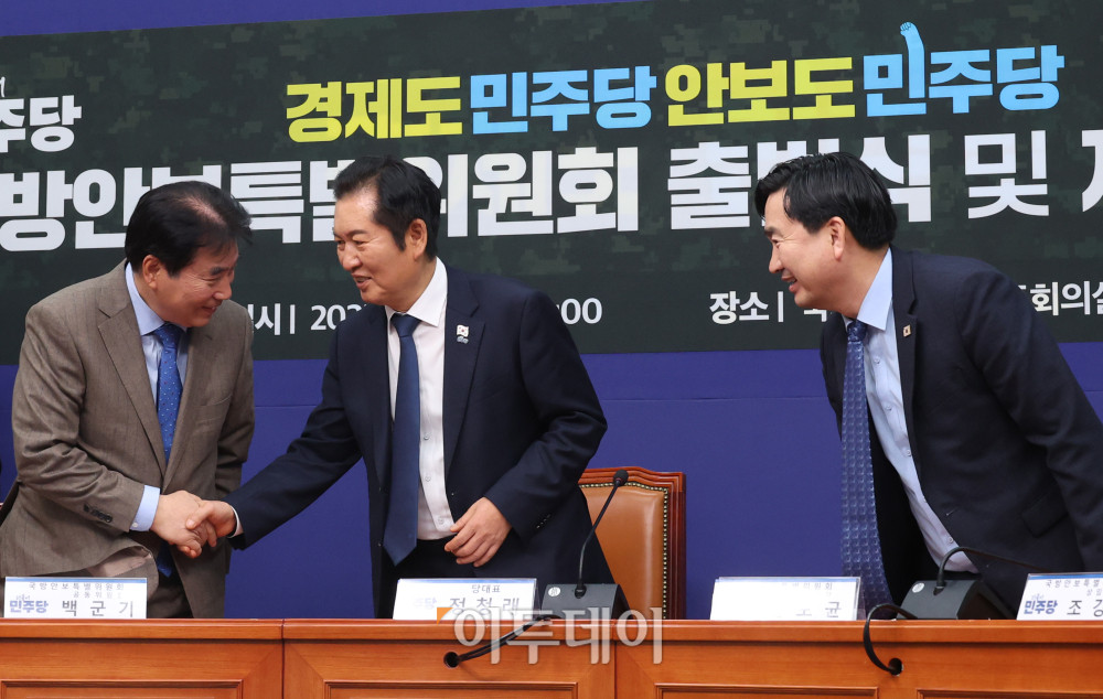 ▲정청래(가운데) 더불어민주당 대표가 24일 서울 여의도 국회에서 국방안보특별위원회 출범식에서 백군기 위원장과 인사하고 있다. 고이란 기자 photoeran@