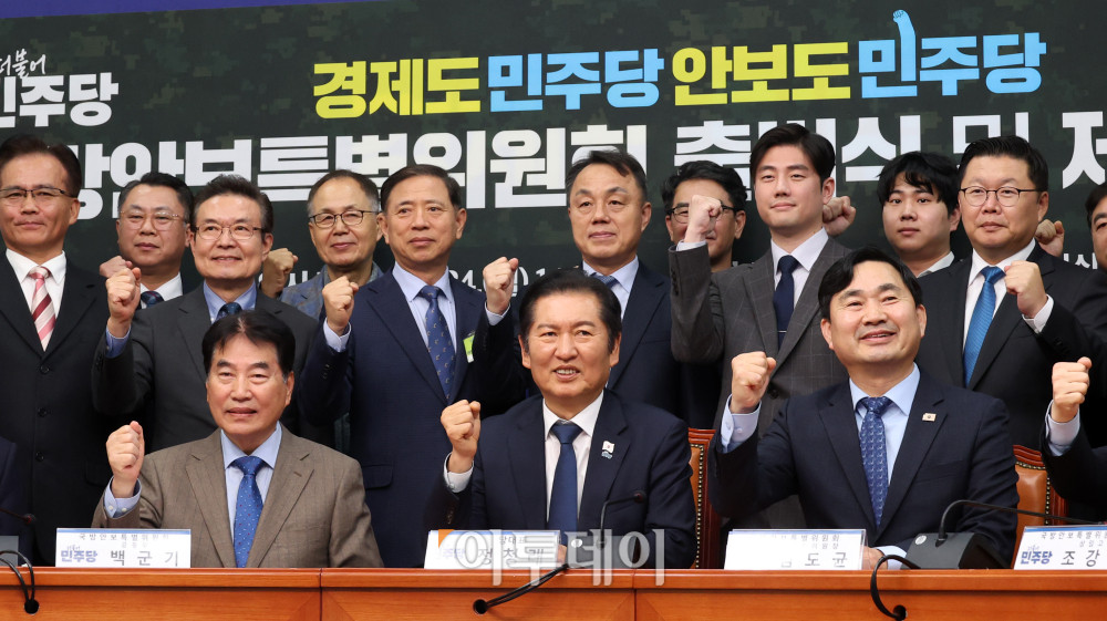 ▲정청래(앞줄 가운데) 더불어민주당 대표가 24일 서울 여의도 국회에서 국방안보특별위원회 출범식에서 김도균(앞줄 오른쪽)·백군기(앞줄 왼쪽) 위원장을 비롯한 참석자들과 기념촬영을 하고 있다. 고이란 기자 photoeran@