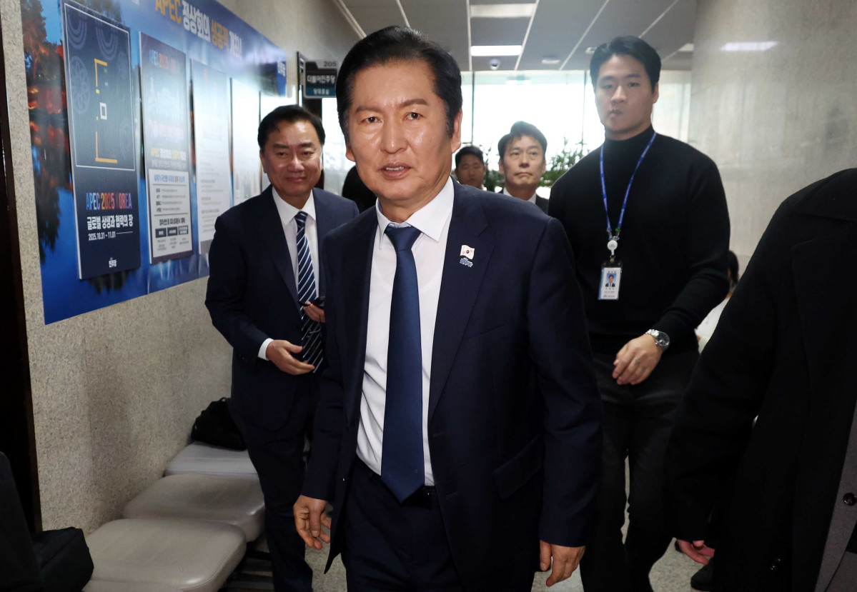 ▲정청래 더불어민주당 대표가 24일 오후 서울 여의도 국회에서 열린 당무위원회에서 '당원 1인 1투표제' 관련 논의를 마치고 밖으로 나서고 있다. 2025.11.24. (뉴시스)