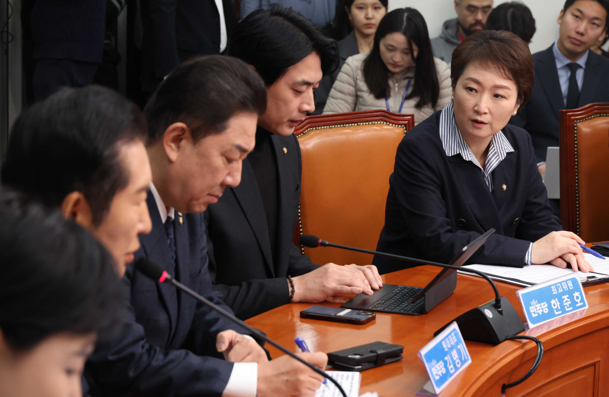 ▲이언주 더불어민주당 최고위원이 24일 오전 서울 여의도 국회에서 열린 최고위원회의에서 정청래 대표의 발언을 경청하고 있다. 2025.11.24. (뉴시스)