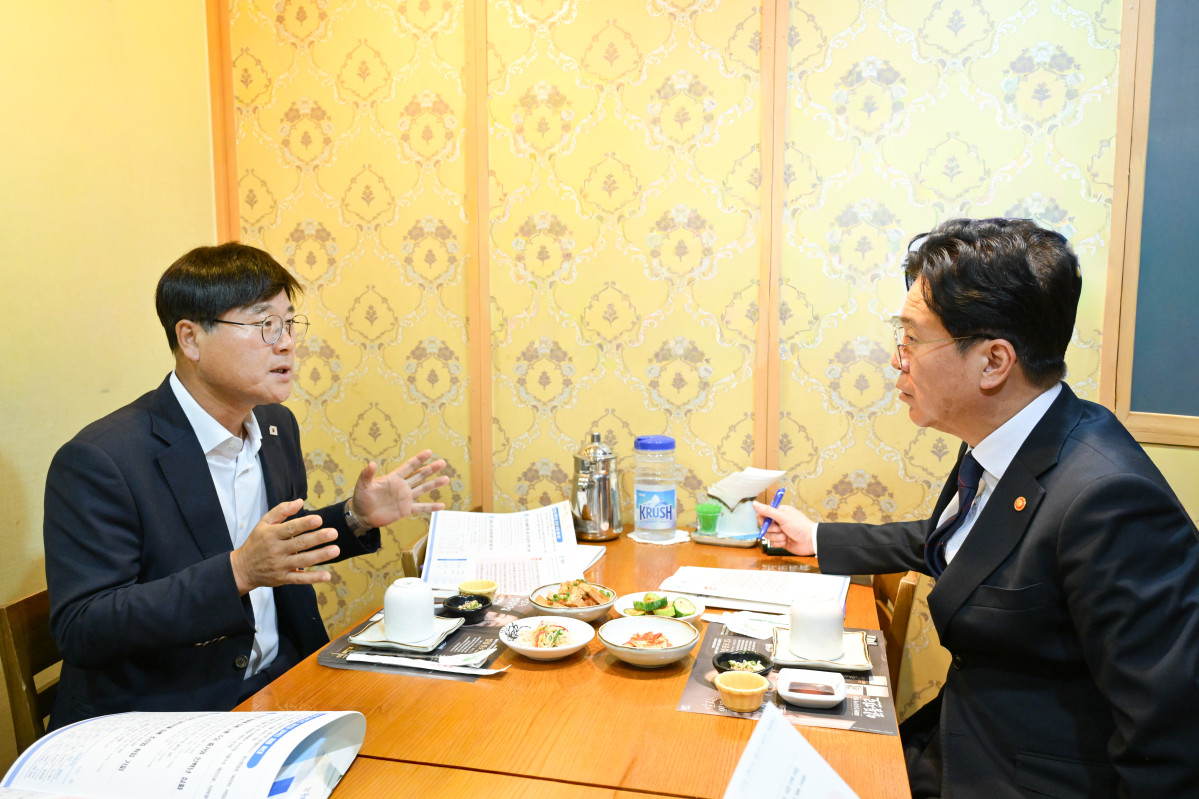 ▲변광용 거제시장과 김영훈 고용노동부 장관이 환담을 나누고 있다.  (사진제공=거제시)