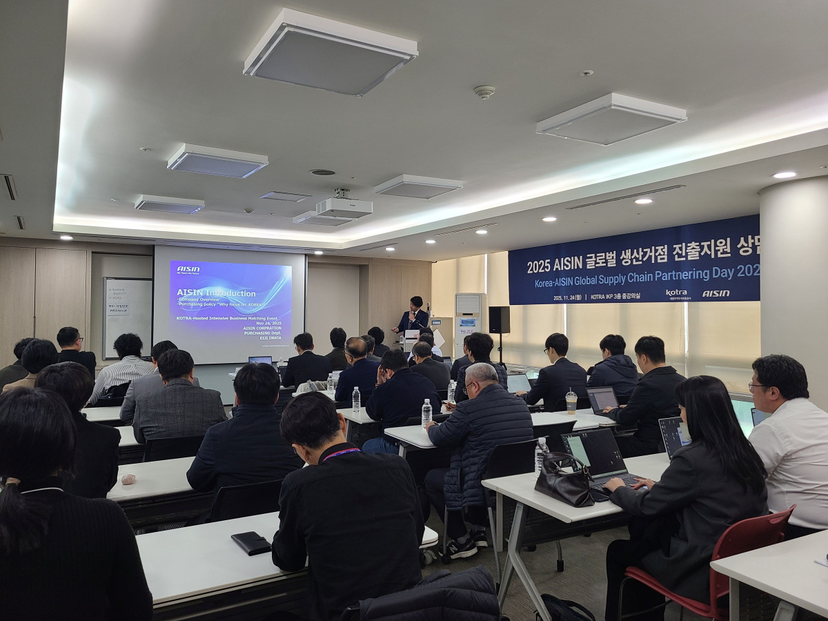 ▲24일 코트라 본사에서 열린 ‘2025 아이신 글로벌 생산거점 진출지원 상담·설명회’에서 이와타 에이지(Iwata Eiji) 아이신 본사 제3조달실 실장이 참가기업을 대상으로 발표를 진행하고 있다.  (사진=코트라)