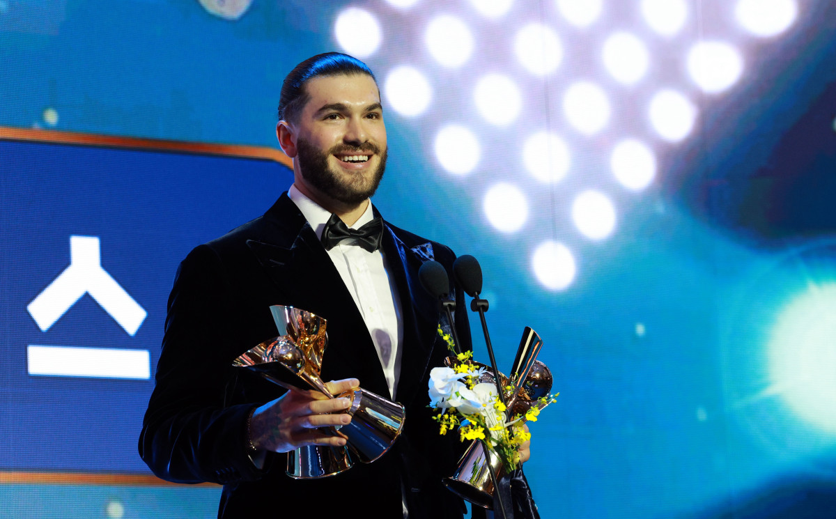 ▲24일 서울 송파구 롯데호텔 월드에서 열린 KBO 시상식에서 투수 4관왕을 차지한 한화 폰세가 소감을 밝히고 있다. (연합뉴스)