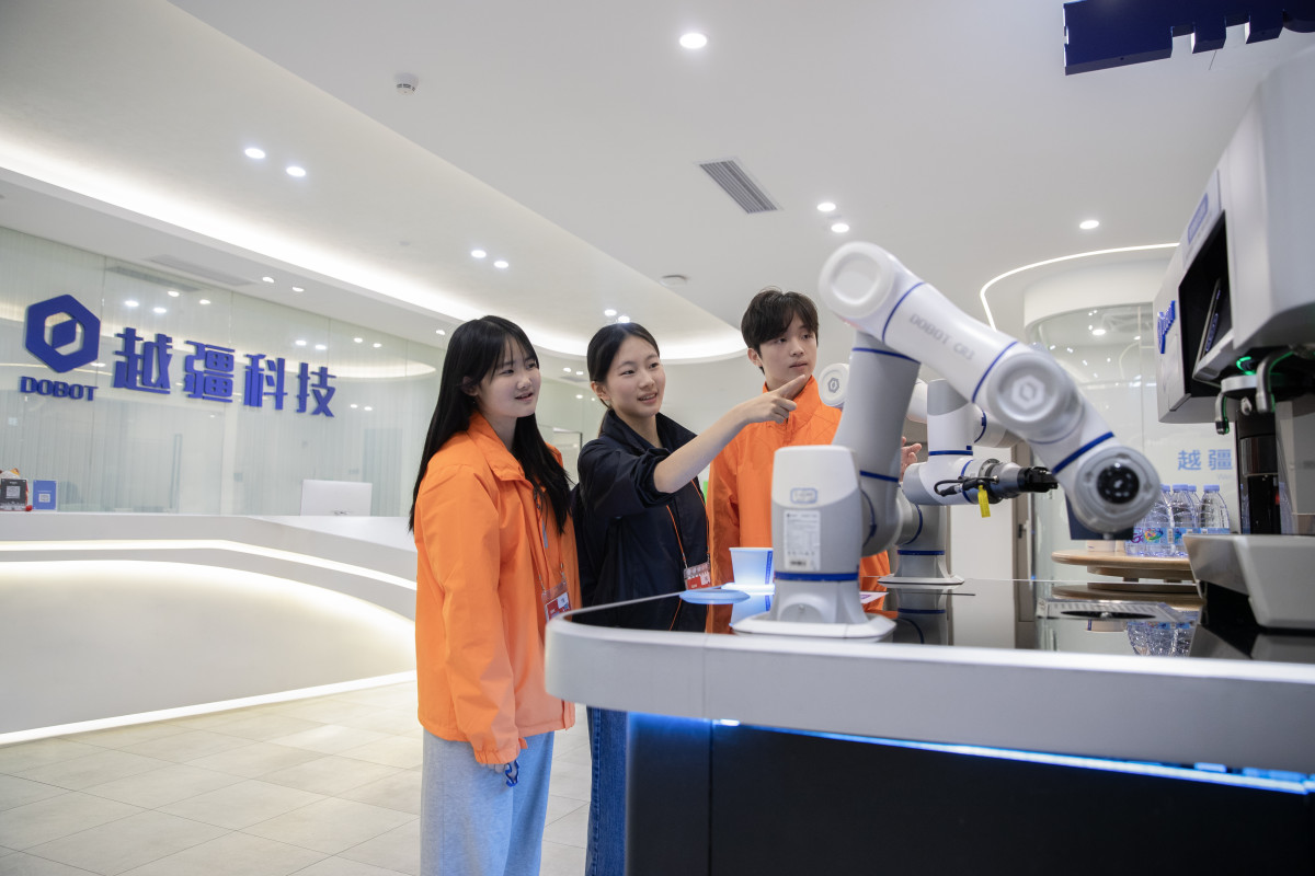 ▲11월 20일부터 23일까지 중국 심천에서 진행된 미래에셋 박현주재단의 '제26회 글로벌 문화제험단' 참여자들이 로봇 자동화 기업 ‘도봇(DOBOT)’을 방문해 로봇 장비 시연을 관람하고 있다. (미래에셋증권)