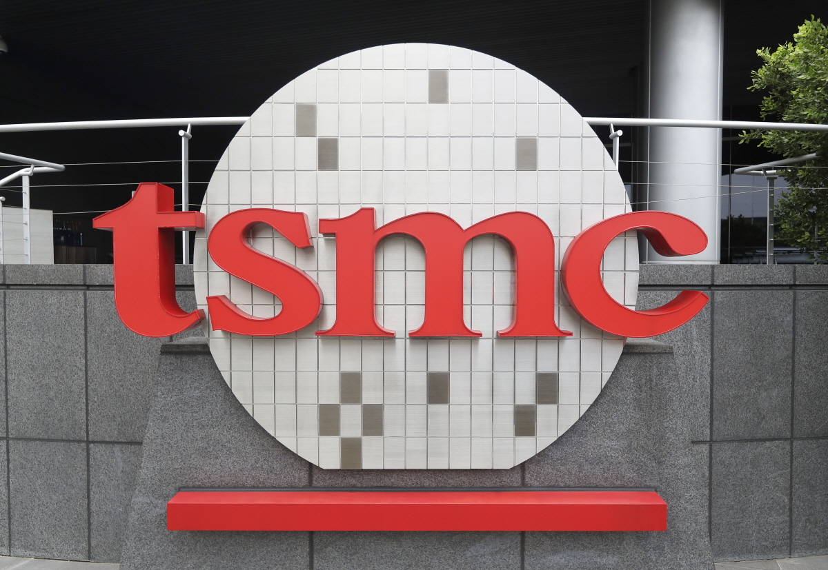 ▲대만 신주에서 TSMC 로고가 보인다. 신주/AP뉴시스