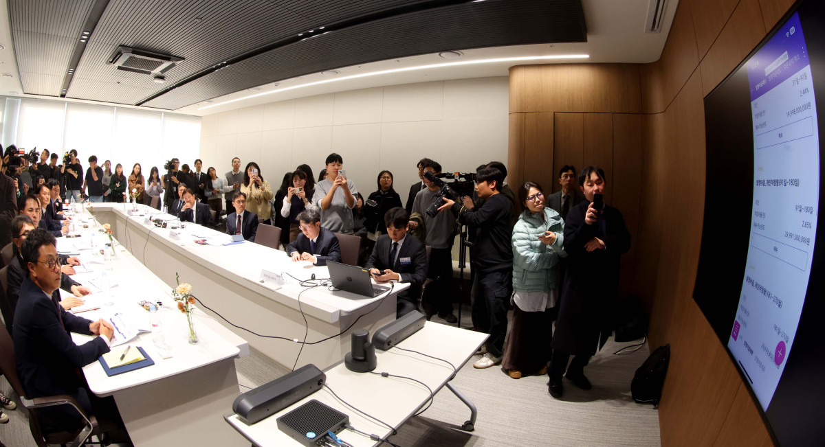 ▲이찬진 금융감독원장이 24일 서울 여의도 키움증권 본점을 찾아 발행어음 가입 시연을 참관하고 있다. 키움증권은 19일 자기자본 4조원 이상 종합투자사업자(종투사)로 지정되며 발행어음 업무 인가를 최종 획득했다. 이 원장은 이날 현장 점검을 통해 비대면 발행어음 가입 절차의 안전성과 소비자 보호 장치 마련 여부를 확인했다. 신태현 기자 holjjak@