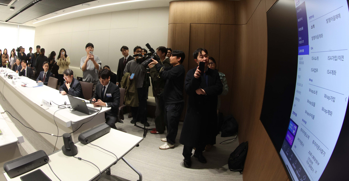 ▲이찬진 금융감독원장이 24일 서울 여의도 키움증권 본점을 찾아 발행어음 가입 시연을 참관하고 있다. 키움증권은 19일 자기자본 4조원 이상 종합투자사업자(종투사)로 지정되며 발행어음 업무 인가를 최종 획득했다. 이 원장은 이날 현장 점검을 통해 비대면 발행어음 가입 절차의 안전성과 소비자 보호 장치 마련 여부를 확인했다. 신태현 기자 holjjak@