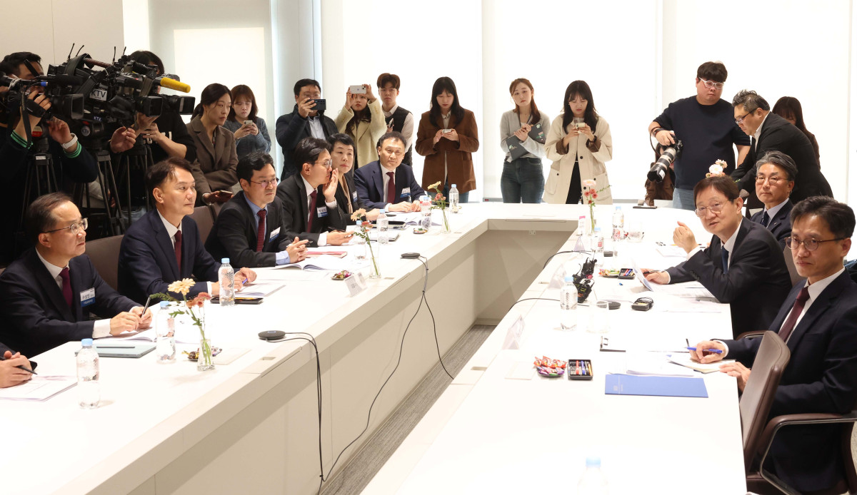 ▲이찬진 금융감독원장이 24일 서울 여의도 키움증권 본점을 찾아 벤처기업 대표와 화상 간담회를 갖고 있다. 키움증권은 19일 자기자본 4조원 이상 종합투자사업자(종투사)로 지정되며 발행어음 업무 인가를 최종 획득했다. 이 원장은 이날 현장 점검을 통해 비대면 발행어음 가입 절차의 안전성과 소비자 보호 장치 마련 여부를 확인했다. 신태현 기자 holjjak@