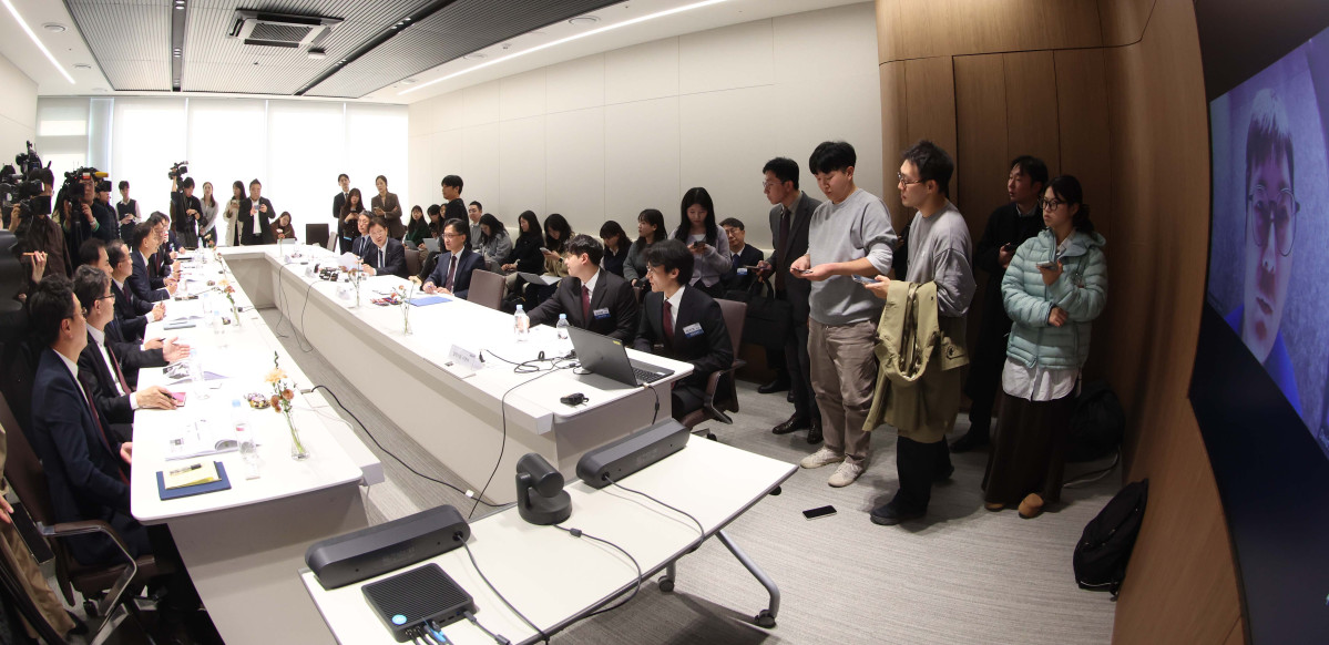 ▲이찬진 금융감독원장이 24일 서울 여의도 키움증권 본점을 찾아 벤처기업 대표와 화상 간담회를 갖고 있다. 키움증권은 19일 자기자본 4조원 이상 종합투자사업자(종투사)로 지정되며 발행어음 업무 인가를 최종 획득했다. 이 원장은 이날 현장 점검을 통해 비대면 발행어음 가입 절차의 안전성과 소비자 보호 장치 마련 여부를 확인했다. 신태현 기자 holjjak@