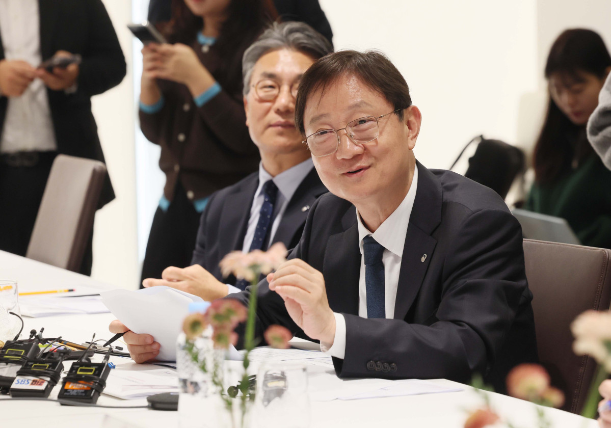 ▲이찬진 금융감독원장이 24일 서울 여의도 키움증권 본점을 찾아 벤처기업 대표와 화상 간담회를 갖고 있다. 키움증권은 19일 자기자본 4조원 이상 종합투자사업자(종투사)로 지정되며 발행어음 업무 인가를 최종 획득했다. 이 원장은 이날 현장 점검을 통해 비대면 발행어음 가입 절차의 안전성과 소비자 보호 장치 마련 여부를 확인했다. 신태현 기자 holjjak@