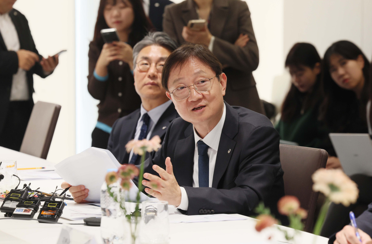 ▲이찬진 금융감독원장이 24일 서울 여의도 키움증권 본점을 찾아 벤처기업 대표와 화상 간담회를 갖고 있다. 키움증권은 19일 자기자본 4조원 이상 종합투자사업자(종투사)로 지정되며 발행어음 업무 인가를 최종 획득했다. 이 원장은 이날 현장 점검을 통해 비대면 발행어음 가입 절차의 안전성과 소비자 보호 장치 마련 여부를 확인했다. 신태현 기자 holjjak@