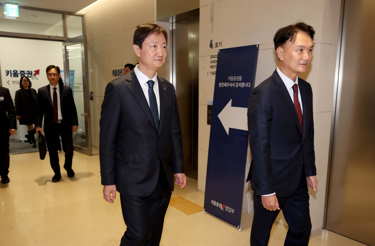 ▲이찬진(왼쪽) 금융감독원장이 24일 서울 여의도 키움증권 본점을 찾아 엄주성 대표이사와 회의실로 향하고 있다. 키움증권은 19일 자기자본 4조원 이상 종합투자사업자(종투사)로 지정되며 발행어음 업무 인가를 최종 획득했다. 이 원장은 이날 현장 점검을 통해 비대면 발행어음 가입 절차의 안전성과 소비자 보호 장치 마련 여부를 확인했다. 신태현 기자 holjjak@