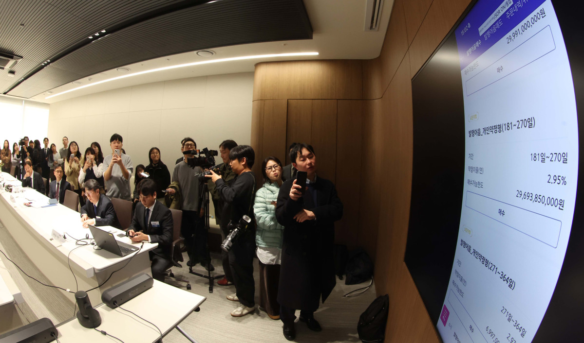 ▲이찬진 금융감독원장이 24일 서울 여의도 키움증권 본점을 찾아 발행어음 가입 시연을 참관하고 있다. 키움증권은 19일 자기자본 4조원 이상 종합투자사업자(종투사)로 지정되며 발행어음 업무 인가를 최종 획득했다. 이 원장은 이날 현장 점검을 통해 비대면 발행어음 가입 절차의 안전성과 소비자 보호 장치 마련 여부를 확인했다. 신태현 기자 holjjak@