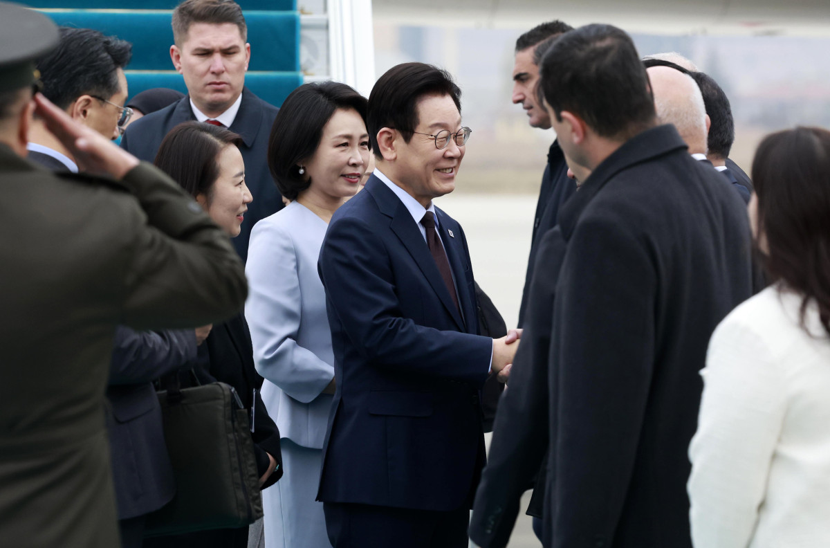 ▲튀르키예를 국빈 방문한 이재명 대통령이 24일(현지 시간) 앙카라 에센보아 국제공항에 도착해 공군 1호기에서 내리며 환영인사들과 인사를 나누고 있다. 2025.11.24.  (뉴시스)