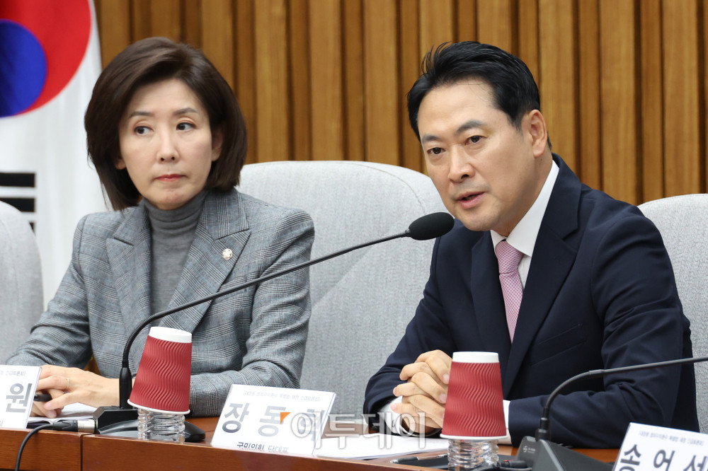 ▲장동혁 국민의힘 대표가 24일 서울 여의도 국회에서 열린 대장동 범죄수익환수 특별법 제정 긴급 토론회에서 축사를 하고 있다. 왼쪽은 나경원 의원. 고이란 기자 photoeran@