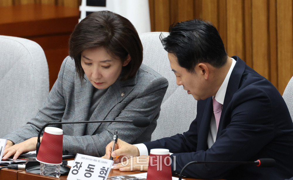 ▲장동혁(오른쪽) 국민의힘 대표와 나경원 의원이 24일 서울 여의도 국회에서 열린 대장동 범죄수익환수 특별법 제정 긴급 토론회에서 대화하고 있다. 고이란 기자 photoeran@