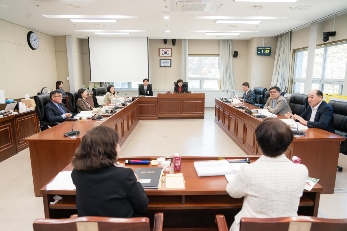 ▲용인특례시의회 문화복지위원회가 문화체육관광국·도서관사업소를 대상으로 행정사무감사를 진행하고 있다. (용인특례시의회)