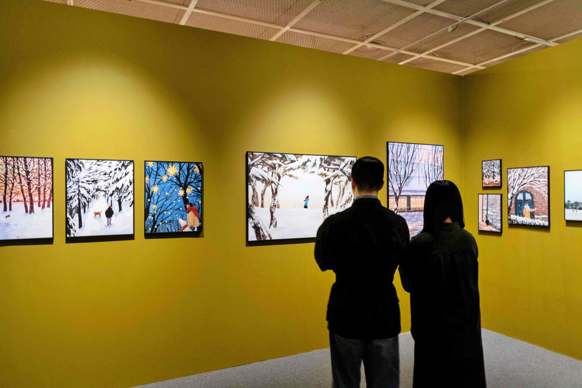 ▲서울시 송파구 잠실동에 위치한 롯데백화점 잠실점 에비뉴엘 6층 아트홀에서 고객이 <겨울, 그 따뜻한 순간들> 전시를 구경하고 있다. (사진제공=롯데쇼핑)