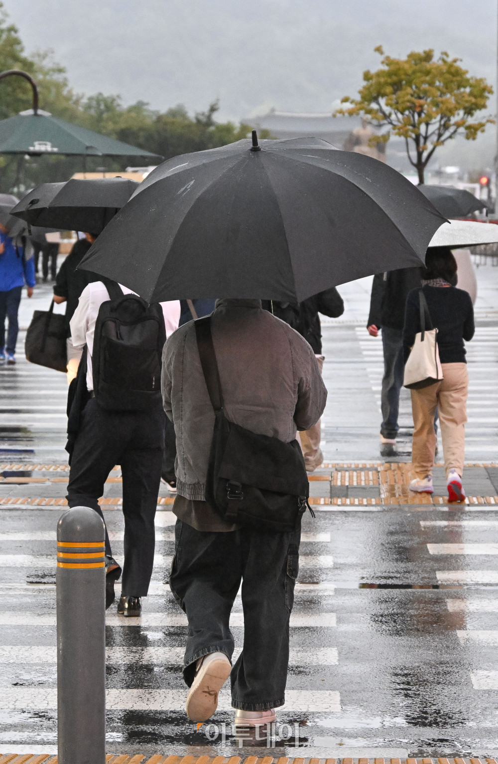 ▲전국 대부분 지역에 비가 내리는 지난달 10일 서울 종로구 광화문역 일대에서 우산을 쓴 직장인들이 비를 피해 출근길 발걸음을 재촉하고 있다. (조현호 기자 hyunho@)