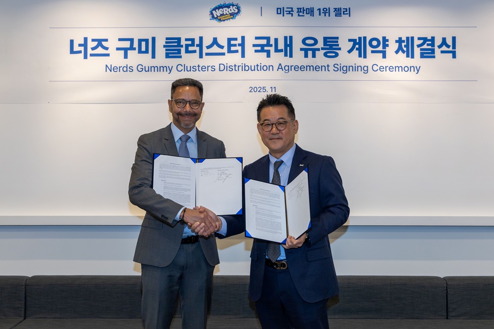 ▲매일유업 너즈 구미 클러스터 국내 유통계약 체결식 모습. 왼쪽부터 기욤 시몬(Guillaume Simon) 페라라 캔디 컴퍼니 해외사업총괄, 곽정우 매일유업 대표이사 (사진제공=매일유업)