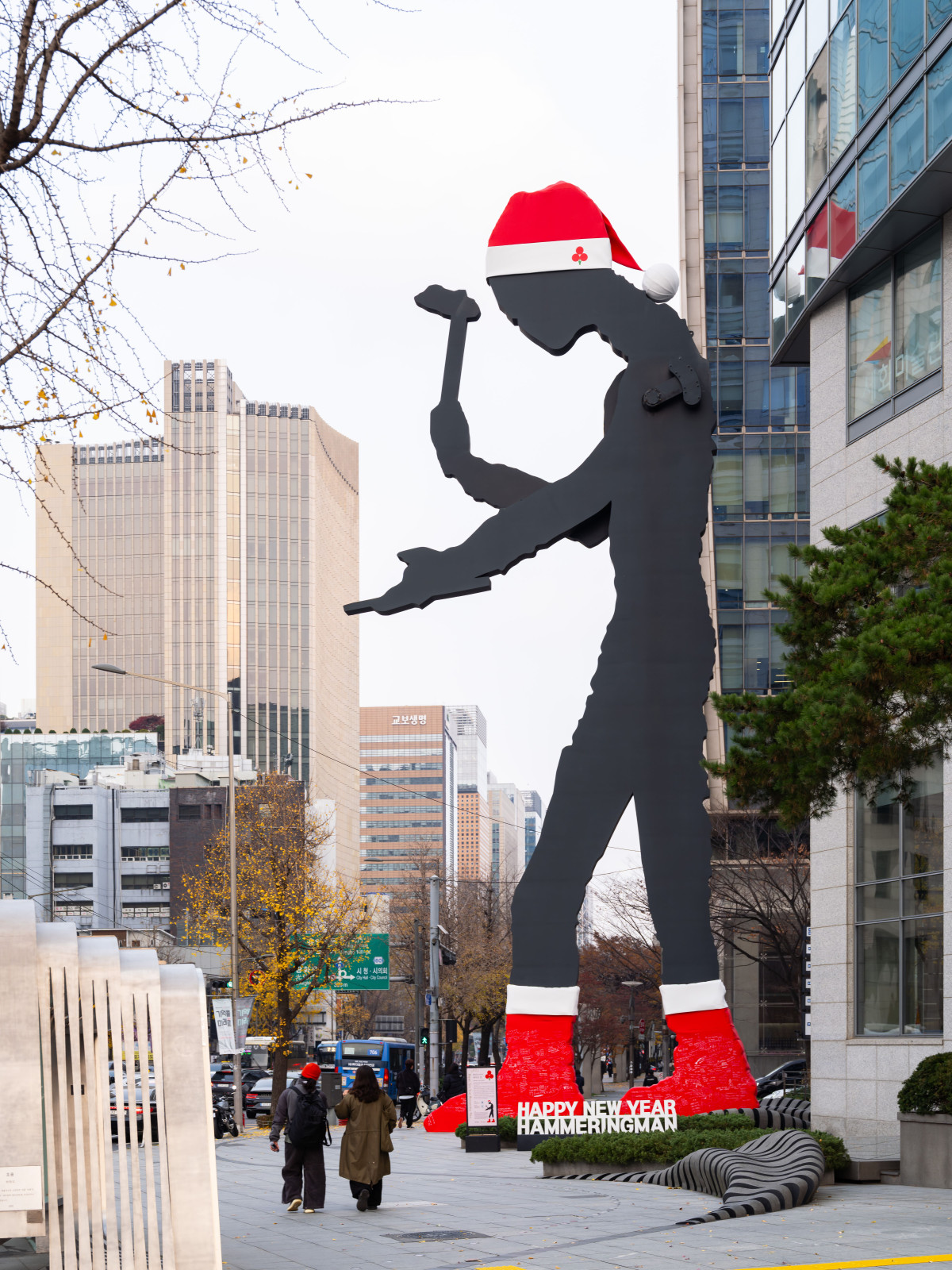 ▲산타 복장으로 갈아입은 '2025 해피뉴이어 해머링맨' (사진제공=태광그룹)