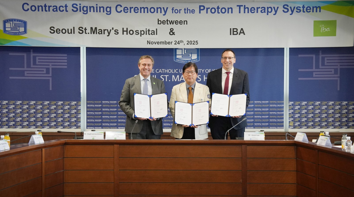 ▲(왼쪽부터) 써지 라미스(Serge Lamisse) IBA 부사장,  이지열 가톨릭대학교 서울성모병원장(가운데), 지그프리드 지슐리써(Siegfried Gschliesser) IBA 부사장이 24일 오후 3시 서울성모병원 21층 대회의실에서 양성자 치료기 도입 본계약식을 진행하고 기념촬영을 하고 있다. (서울성모병원)
