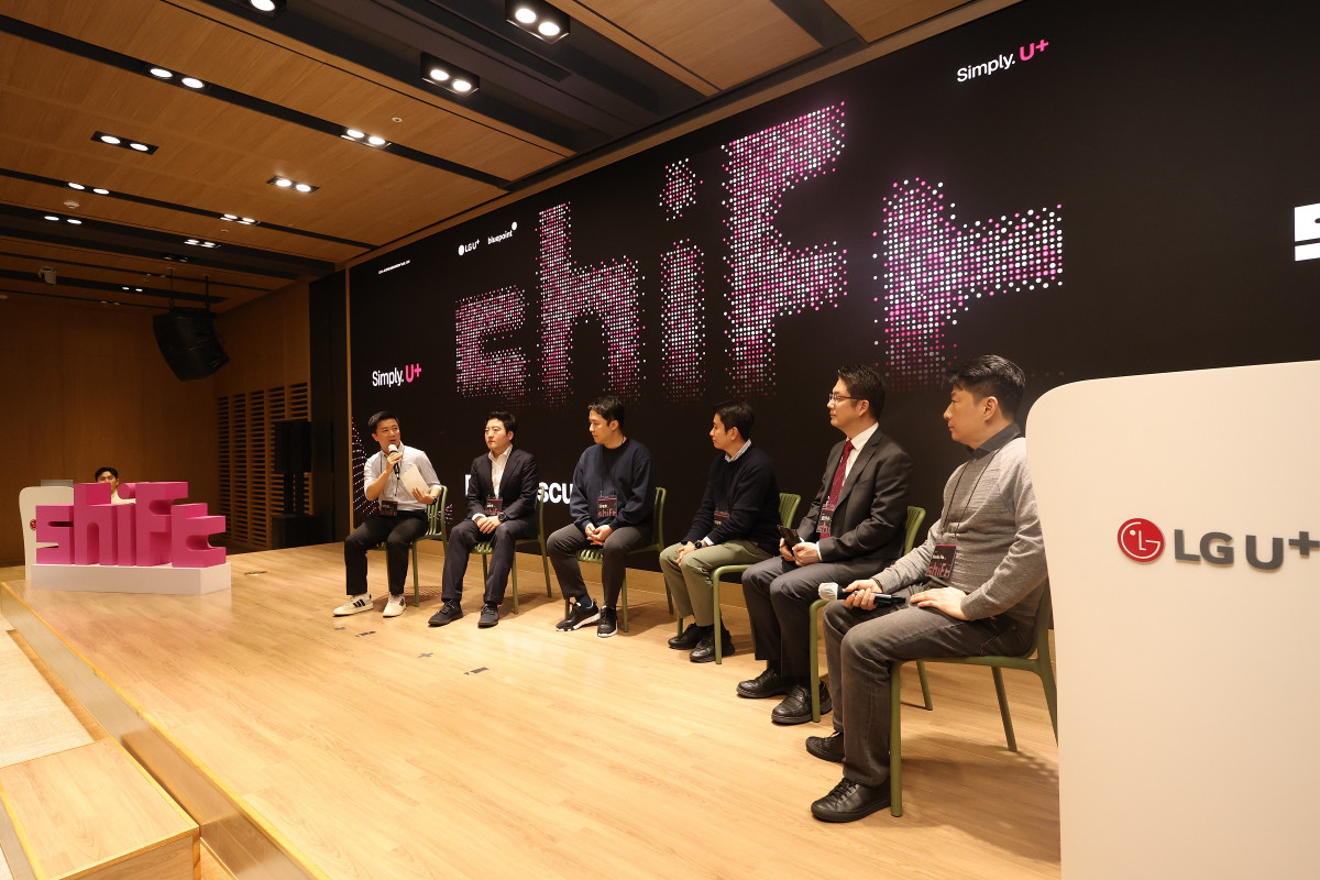 ▲LG유플러스가 기술 경쟁력을 갖춘 국내 AI 스타트업의 성장과 글로벌 진출을 지원한다. 쉬프트 2기에 선발된 스타트업 관계자들이 패널 토크를 진행하는 모습. (사진제공=LG유플러스)