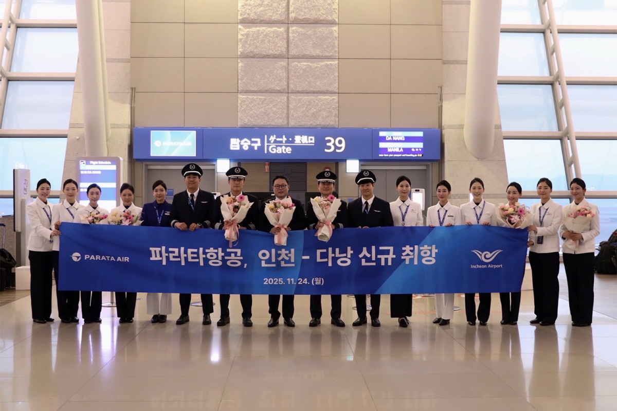 ▲24일 인천국제공항에서 진행된 파라타항공 인천-베트남 다낭  신규취항식에서  윤철민 대표이사(왼쪽에서 8번째)와 임직원들이 기념 촬영을 하고 있다.  (사진=파라타항공)