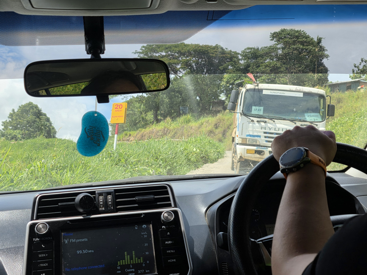 ▲티나 사업 현장으로 가는 길. 좁은 길 반대편에서 거대한 덤프트럭이 다가올 때 아찔함을 느꼈다. 하지만 조한용 부장의 능숙한 운전으로 사고 없이 현장에 도착할 수 있었다. (정호영 기자)