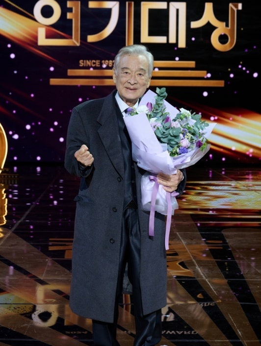 ▲KBS 드라마 ‘개소리’로 연기대상을 처음으로 수상한 모습.(KBS)